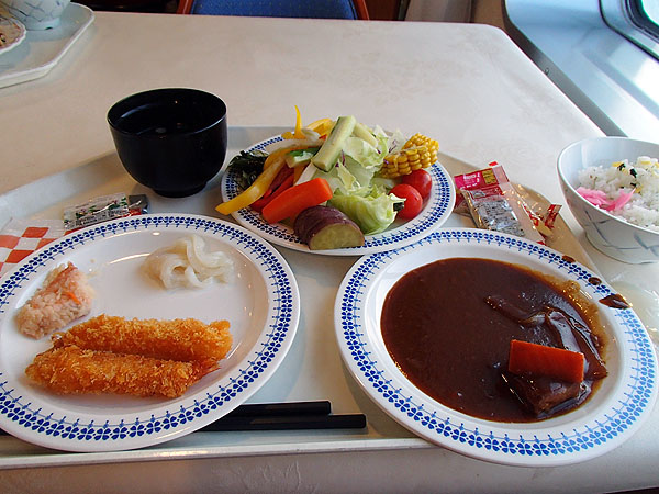 夕食は船内レストランでバイキング